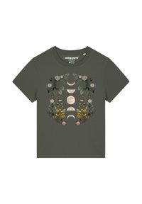 Olijf groene katoenen T-shirt met een bloemontwerp met maan- en stermotieven in zachte pastelkleuren, gecentreerd aan de voorkant. Korte mouwen.