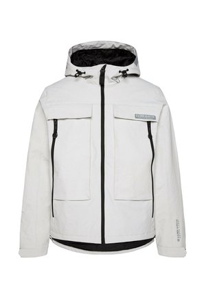 Chaqueta blanca a prueba de mal tiempo con capucha, frente con cremallera negra, dos bolsillos grandes en el pecho y detalles del logo en un color contrastante.