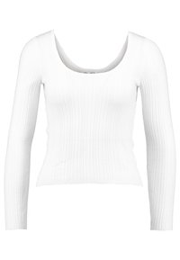 Haut blanc à manches longues côtelées avec un large décolleté en scoop, une coupe ajustée et un tissu texturé. Aucune marque ou ornement visible.