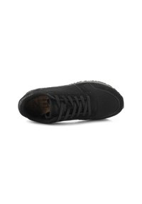 Scarpa sportiva nera con materiali in rete e camoscio, design con lacci, superficie testurizzata e suola in gomma a contrasto.