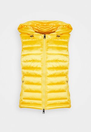 Gele doorgestikte mouwloze pufferbodywarmer met rits aan de voorkant en verstelbare capuchonkoordjes op een effen achtergrond.