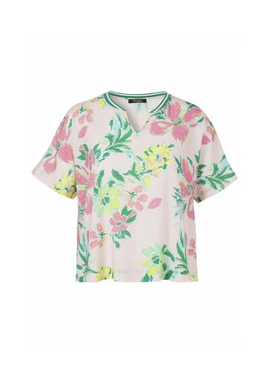 Kurzärmelige, hellrosa Bluse mit grün eingefasstem Ausschnitt und Blumenmuster in Rosa-, Gelb- und Grüntönen.