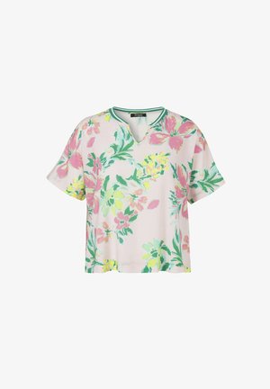 Kurzärmelige, hellrosa Bluse mit grün eingefasstem Ausschnitt und Blumenmuster in Rosa-, Gelb- und Grüntönen.