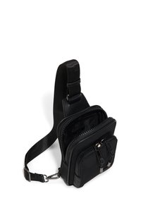 Borsa a tracolla nera con tessuto testurizzato, numerosi scomparti con zip, tracolla regolabile e dettagli in metallo argentato.