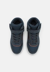 Høye sneakers med overdel i mørkeblå mesh og lær, grå snøring, oransje detaljer og såle i hvit gummi.