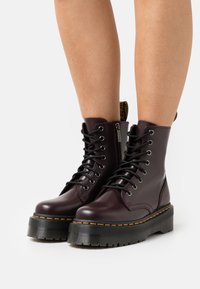 Dr. Martens - JADON - Gležnjarji z vezalkami - burgundy Miniaturna slika 1