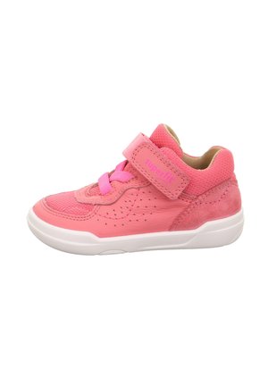 Pinkfarbener Kindersneaker mit Klettverschluss, Obermaterial aus Mesh und Leder, perforierten seitlichen Details und weißer Gummisohle.