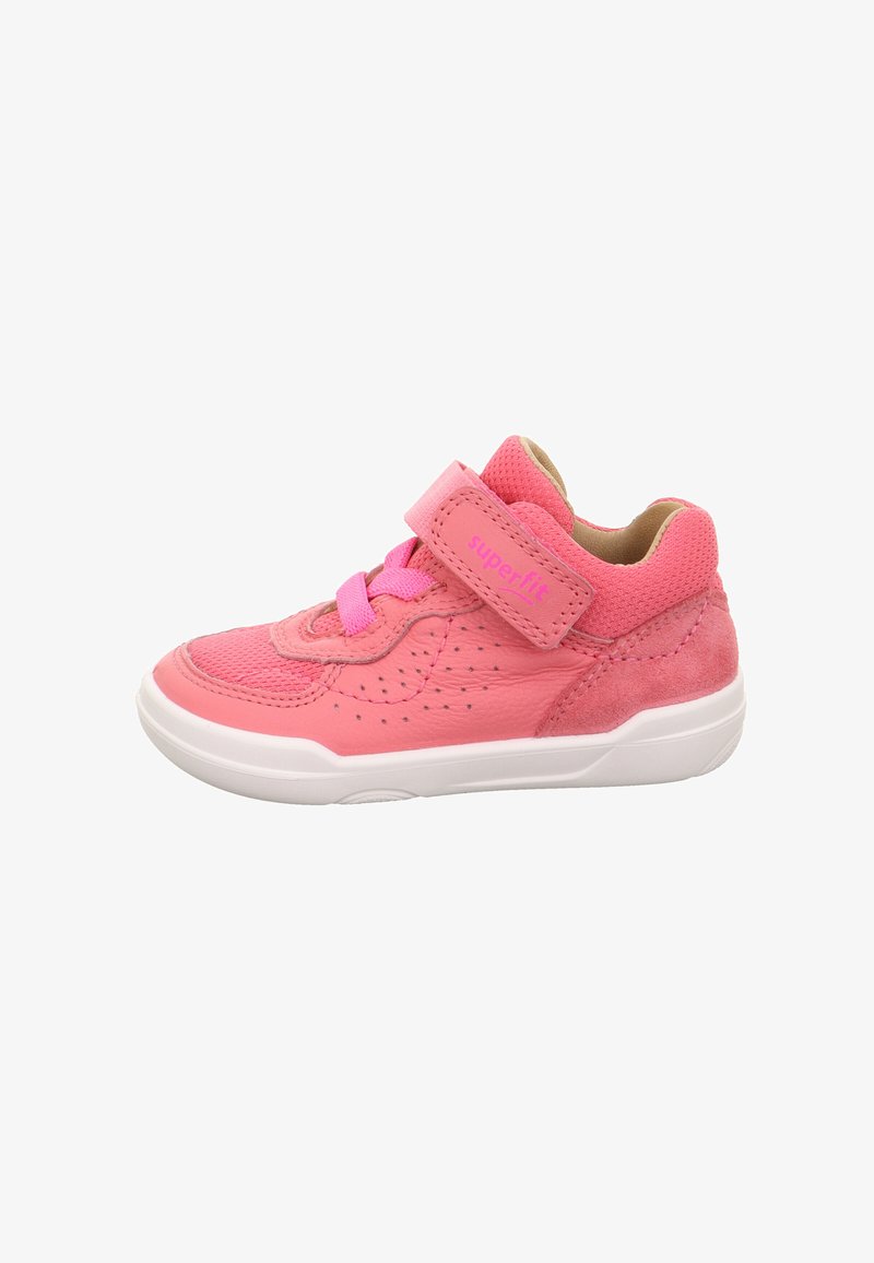 Pinkfarbener Kindersneaker mit Klettverschluss, Obermaterial aus Mesh und Leder, perforierten seitlichen Details und weißer Gummisohle.