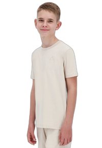 T-shirt beige à manches courtes en tissu doux, avec un col rond et un petit logo sur la poitrine. Coupe simple et classique.