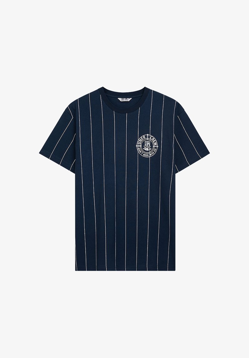 Granatowy bawełniany t-shirt z cienkimi białymi pionowymi paskami, okrągłym dekoltem i naszywką z logo na lewej piersi.
