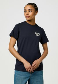 Wrangler SHORT SLEEVE - SLIM FIT - Camiseta estampada - dark navy