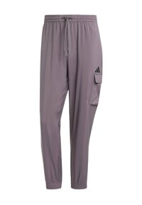 Pantalones deportivos de color púrpura claro con cintura elástica, cordón ajustable, bolsillos laterales y un bolsillo tipo cargo. Presenta un acento de logo negro.