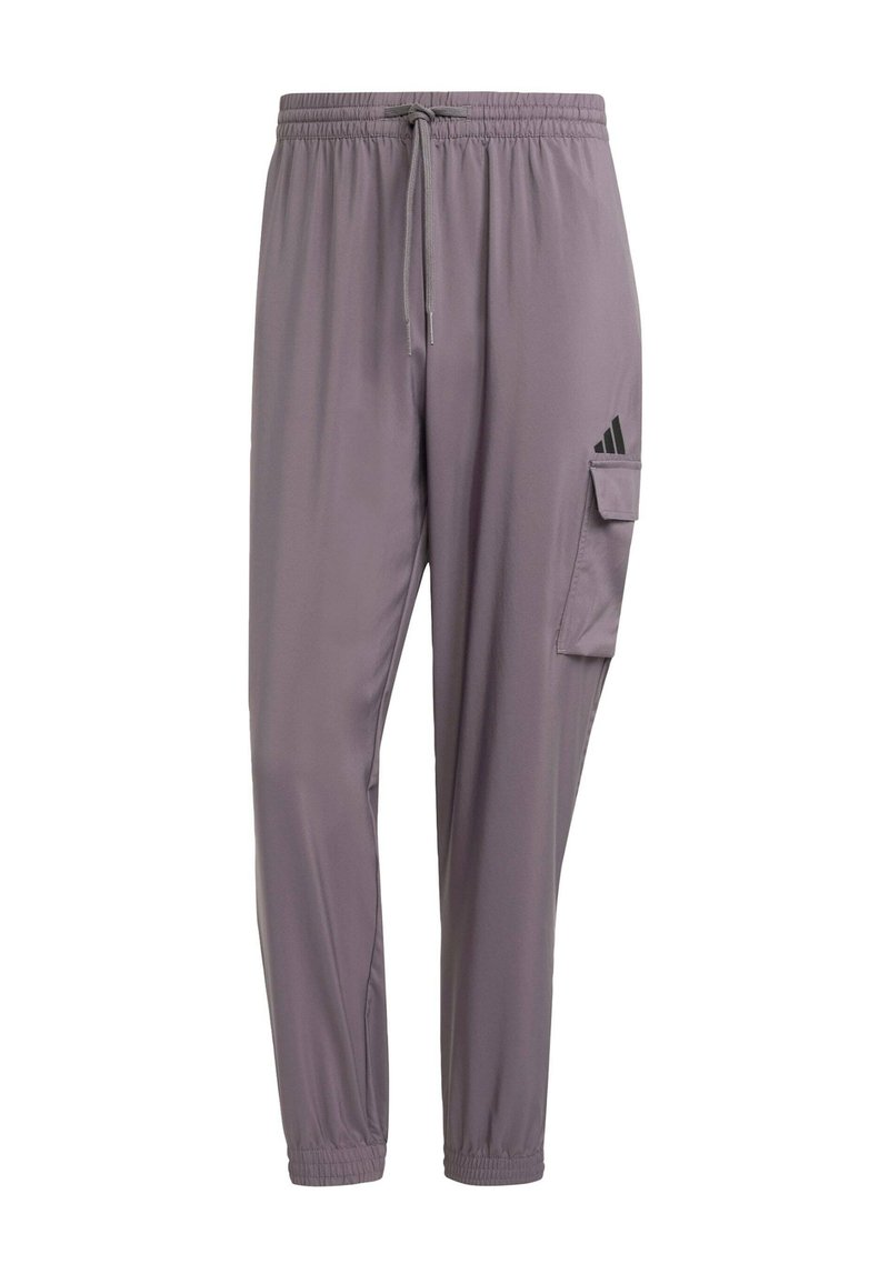 Pantalones deportivos de color púrpura claro con cintura elástica, cordón ajustable, bolsillos laterales y un bolsillo tipo cargo. Presenta un acento de logo negro.