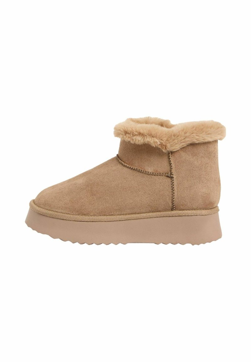 Tan suede enkellaars met een luxe, met bont gevoerde kraag en een structuur rubberen zool; heeft stiksel langs de zijkant en een ronde neus.