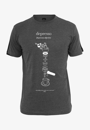 Hallja hall t-särk, millel on valge graafiline illustreerimine kohvimasinast ja tassist, koos sõnaga "depresso" ning selle määratlus all.