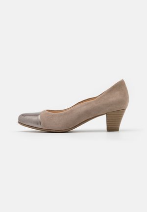 Damesko med lav hæl i beige ruskind og metalisk taupe snude på en ensfarvet hvid baggrund.