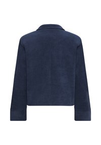 Veste courte bleu marine à texture côtelée, avec un col à revers et des manches longues aux poignets côtelés. Design simple et épuré.