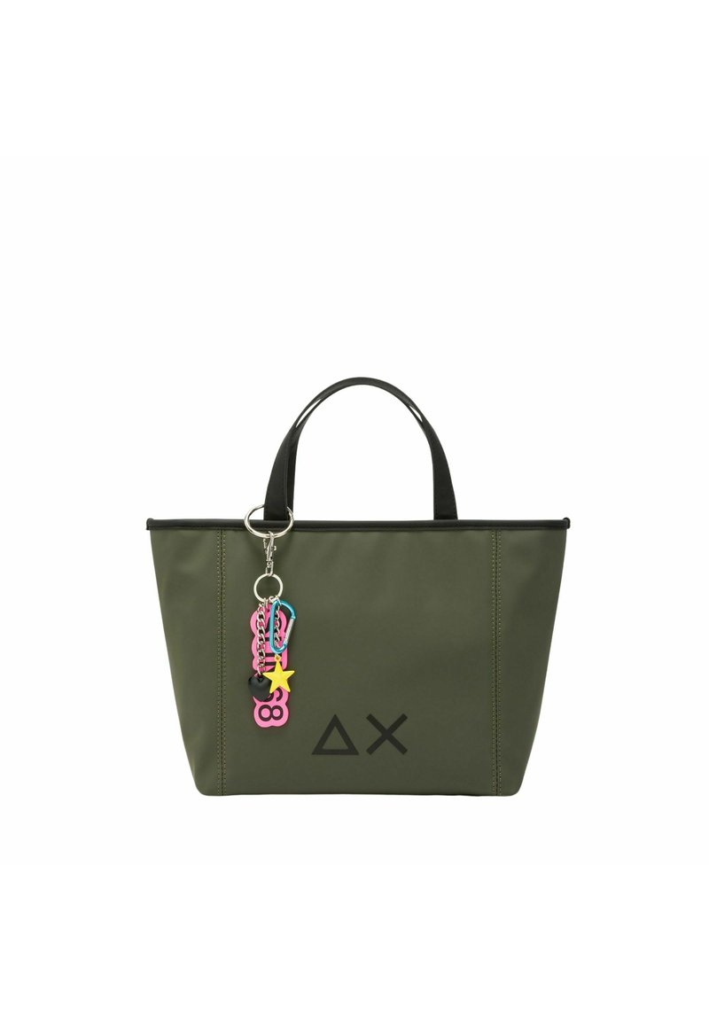 Torba na ramię w kolorze oliwkowej zieleni z czarną lamówką, wyposażona w dwa uchwyty i ozdobę z kolorowymi akcentami. Proste geometryczne logo nadrukowane na jednej stronie.