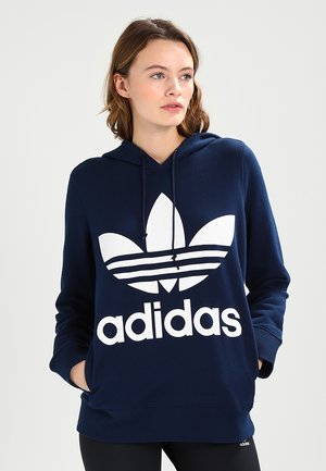 Dunkelblaues Kapuzensweatshirt, Baumwollmischung, weißes adidas-Logo mit drei Streifen, vordere Taschen, gerippte Bündchen und Saum.