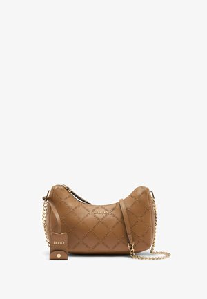 Borsa a spalla tan con motivo logo impresso, texture morbida, forma curva e tracolla in catena dorata. Presenta una chiusura con zip e un'etichetta con il marchio.