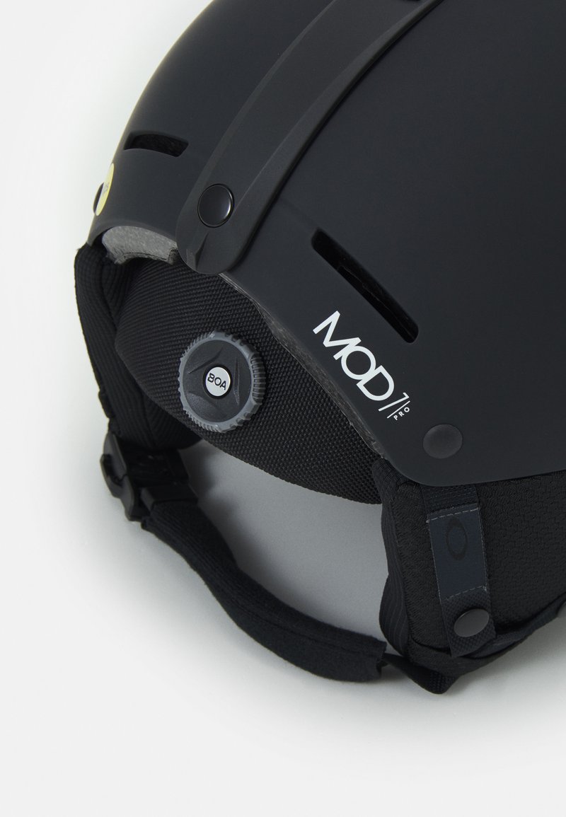 Svart hjälm med matt finish, justerbart BOA-passformsystem, ventilationsöppningar och tygkuddar. Utrustad med framträdande MOD1 Pro-logotyp.