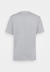 T-shirt gris clair uni à manches courtes vu de dos sur fond blanc.