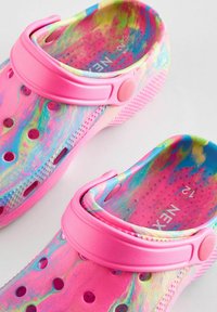 Next REGULAR FIT - Baseino šlepetės - pink neon marble