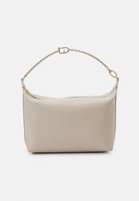 Beige veske i imitert lær med en jevn tekstur, buet form og et håndtak av gullkjede. Har glidelås på toppen for sikker lukking.