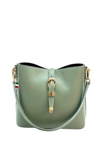 Groene leren handtas met een gestructureerde vorm, gouden hardware accenten en een afneembare schouderband; heeft een decoratieve sluiting. 
