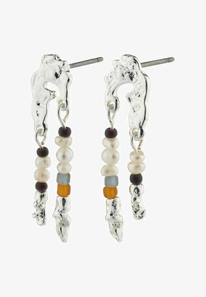 Srebrne naušnice organskog oblika, s raznobojnim perlicama različitih veličina i tekstura, vise s teksturiranog srebrnog učvršćenja.