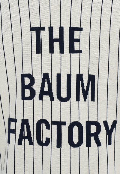 Pull en tricot blanc avec des rayures verticales bleu marine, affichant le texte en majuscules "THE BAUM FACTORY". Texture douce.