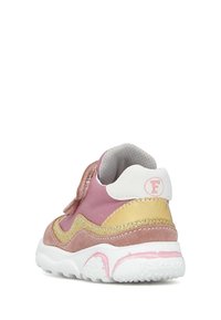 Sneaker per bambini rosa e oro con superiore in tessuto testurizzato, cinturino in Velcro e suola in gomma bianca con un motivo scanalato.