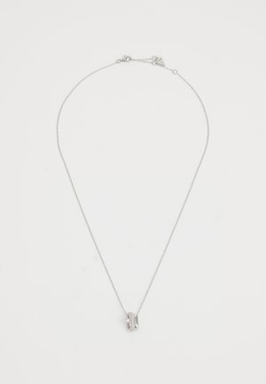 Collana in argento con un pendente rotondo impreziosito da pietre trasparenti e un elegante accento cilindrico.