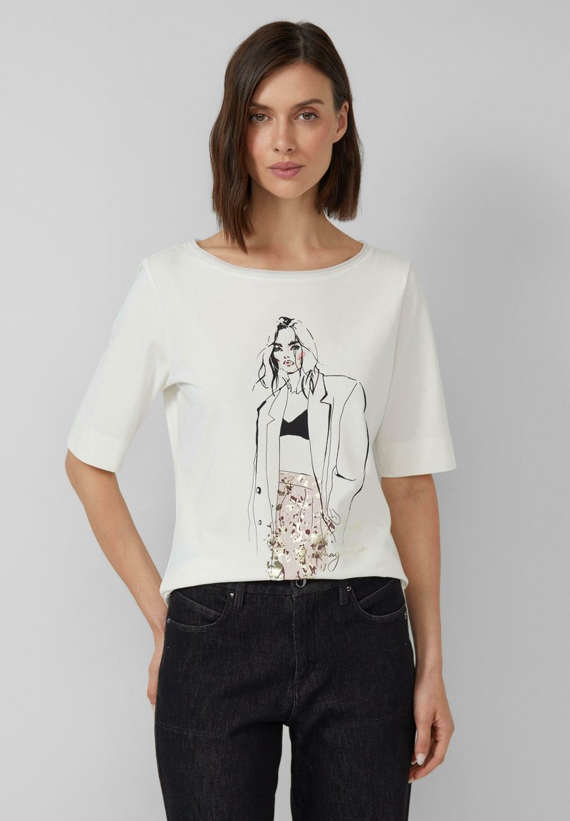 T-shirt blanc à manches courtes en tissu doux, arborant un dessin minimaliste en ligne noire sur le devant avec un motif de jupe florale.