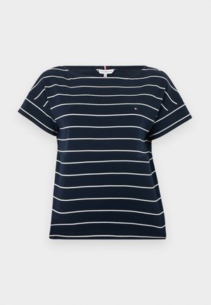 Μπλε σκούρο κοντομάνικο πάνω μέρος με λευκές οριζόντιες ρίγες, στρογγυλή λαιμόκοψη και μικρό λογότυπο στο στήθος. Μαλακό, λείο ύφασμα.