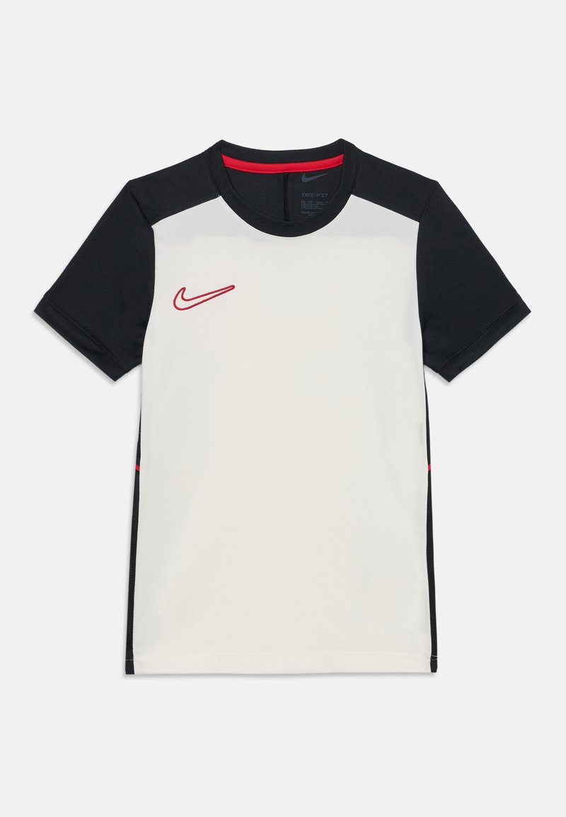 Camiseta atlética de Nike con cuerpo blanco y mangas cortas negras, acentos rojos en contraste y un cuello negro. Logo en rojo.