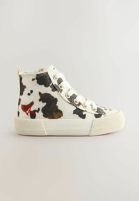 Sneaker typu high-top z wytłoczonym wzorem w krowie plamki, białą podeszwą, białymi sznurówkami i małym czerwonym wyhaftowanym sercem z strzałą po boku.