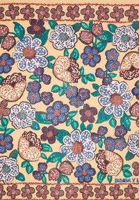 Tela floral con flores azules, blancas y marrones, acompañadas de hojas verdes sobre un fondo beige, delimitada por un borde floral en marrón y rojo.