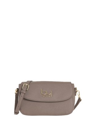 Piccola borsa a tracolla color topo con tracolla regolabile ed emblema con logo dorato sulla patta anteriore, su sfondo bianco.