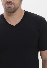 Zwarte v-hals t-shirt met korte mouwen, gemaakt van gladde stof. Heeft een getailleerd ontwerp en een subtiele textuur zonder zichtbare patronen of logo's.