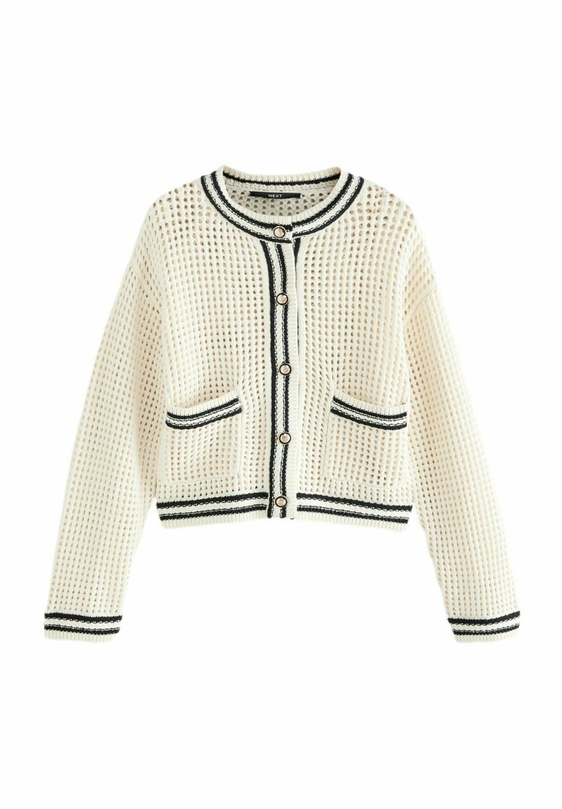 Cardigan en tricot crème avec un motif texturé, bord noir et poches avant. Présente un col arrondi et une fermeture à boutons.
