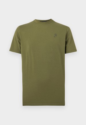 Prosty, oliwkowozielony T-shirt z krótkim rękawem i okrągłym dekoltem, z małym, dyskretnym emblematem na lewej górnej części klatki piersiowej.