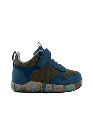 Baskets pour enfants en bleu et vert olive avec une sangle Velcro, des détails en lacets, un col rembourré et une semelle beige à motifs avec des accents bleus.