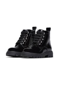 Stivaletti in vernice nera con suole in gomma nera spessa, dotati di lacci, occhielli in argento e una zip laterale per una facile vestibilità.