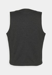 Mouwloze vest in donkergrijze stof met een gladde structuur, voorzien van een eenvoudige snit en schone randen, ontworpen voor een minimalistische uitstraling.