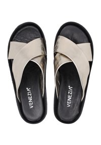 Křížové skluzné sandály v metalicky stříbrné a černé barvě, s elegantním designem a hladkým povrchem a měkkou stélkou.