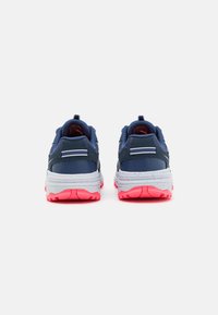 Skechers GO RUN TRAIL ALTITUDE 2.0 - Zapatillas - navy/pink