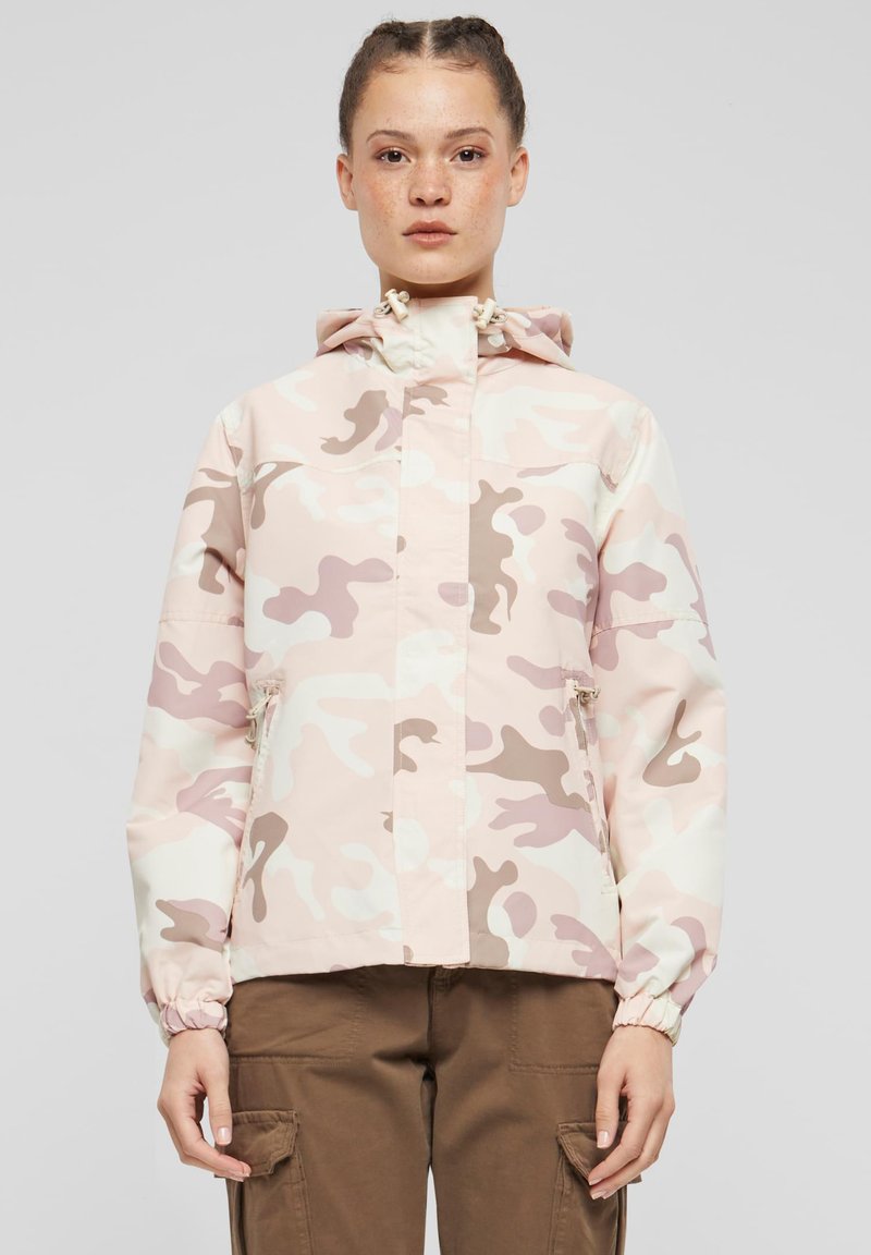 Lätt kamouflagejacka i pastellrosa, beige och vitt. Har huva, fickor med dragkedja och elastiska muddarna, med en slät, vattenavvisande yta.