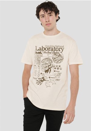 STRANGER THINGS HAWKINS LAB MONO - Print T-shirt - off white