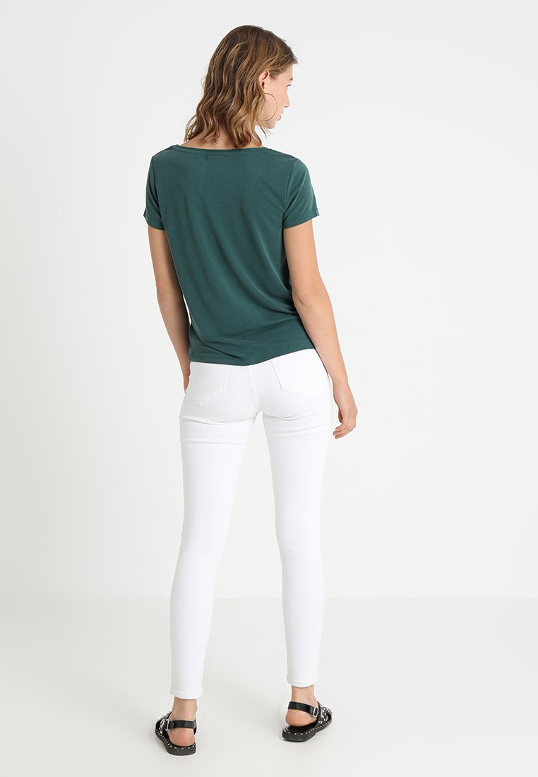 Soaked in Luxury T shirts june bug green Zalando.no Soaked in Luxury T-shirts - june bug green
